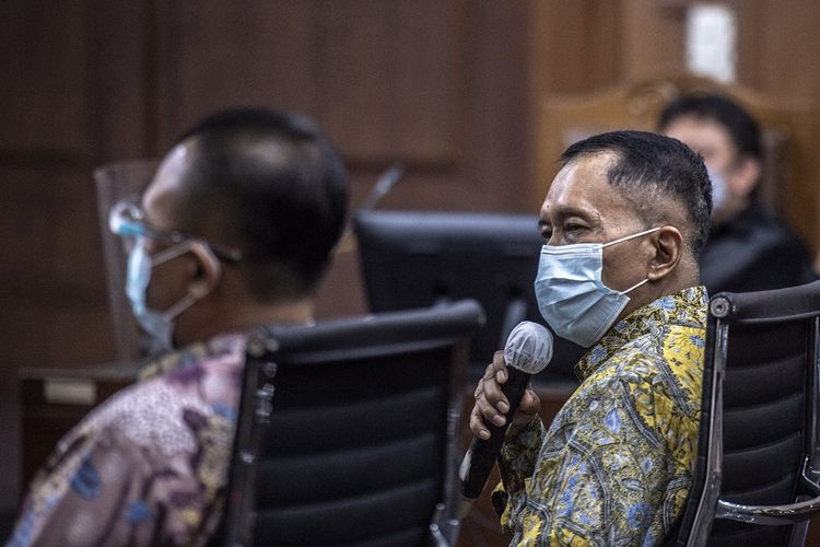 Terdakwa kasus suap pengurusan pajak Angin Prayitno Aji (kanan) dan Dadan Ramdani (kiri) mengikuti sidang lanjutan di Pengadilan Tipikor, Jakarta, Selasa (4/1/2022). Sidang tersebut beragendakan pemeriksaan terdakwa. ANTARA FOTO/Muhammad Adimaja/wsj.
