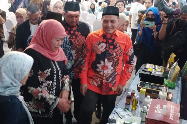 Gubernur Jawa Timur, Khofifah Indar Parawansa dan Direktur Shopee Barokah, Bukhori Muslim melihat beberapa produk usaha para santri di UPT Pelatihan Koperasi dan UMKM Provinsi Jawa Timur, Kota Malang pada Jumat (24/3/2023).