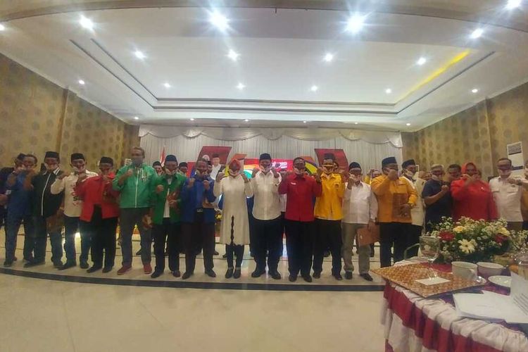 Seluruh partai politik mendeklarasikan kemenangan untuk duet Sri Sumarni dan Bambang Pujiyanto dalam Pilkada Grobogan, Jateng di Hotel Kyriad Grand Master Purwodadi, Grobogan, Minggu (23/8/2020)