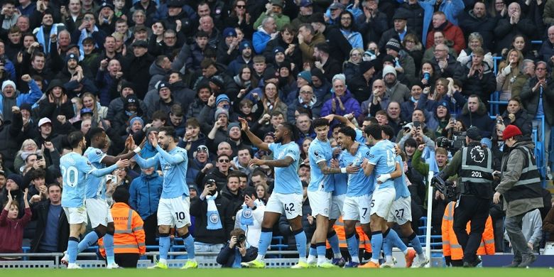 Penyerang Manchester City, Omar Marmoush, merayakan gol ke gawang Wolverhampton bersama rekan-rekannya. Partai pekan ke-23 Premier League 2025-2026 Manchester City vs Wolverhampton Wanderers bergulir di Etihad Stadium, Sabtu (24/1/2026).