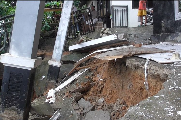 Salah satu rumah rusak parah akibat longsor di sembilan titik di Samarinda, Kaltim, Jumat (2/7/2021).