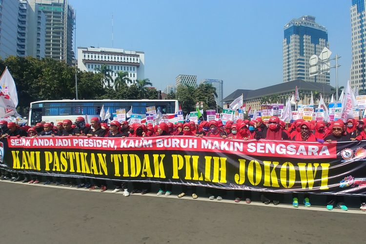 Kelompok buruh yang tergabung dalam FSPASI (Federasi serikat pekerja aneka sektor Indonesia) menyuarakan penolakan untuk kembali memilih Joko Widodo dalam pemilihan presiden 2019 mendatang. 