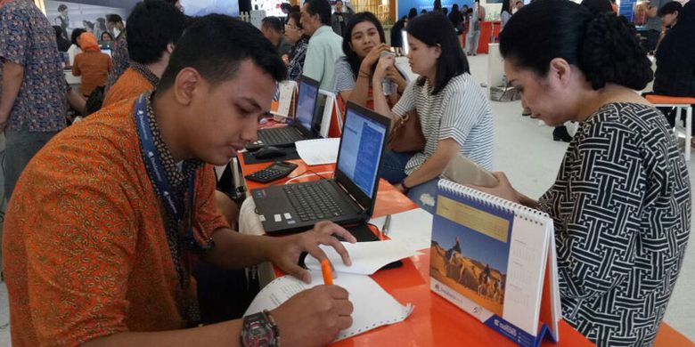 Transaksi langsung yang dilakukan di pameran wisata Dwidayatour Carnival 2017, beragam promo di acara tersebut hanya bisa dilakukan dengan transaksi langsung, Jumat (15/9/2017). Travel Fair ini diselenggarakan 15-17 September 2017, di main atrium Senayan City Mall, Jakarta.
