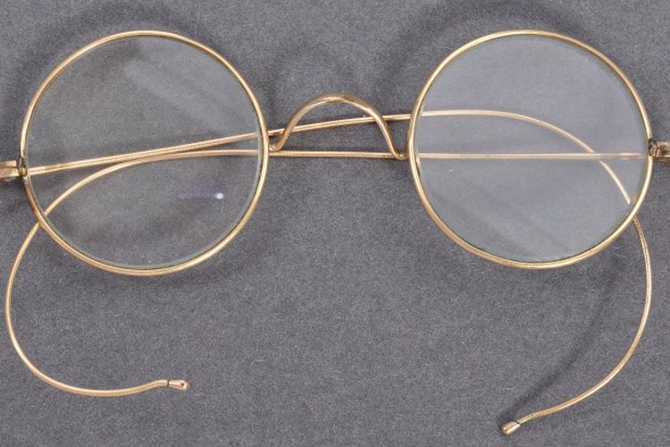 Sepasang kacamata milik Gandhi akan dijual seharga jutaan dollar AS di pelelangan.
