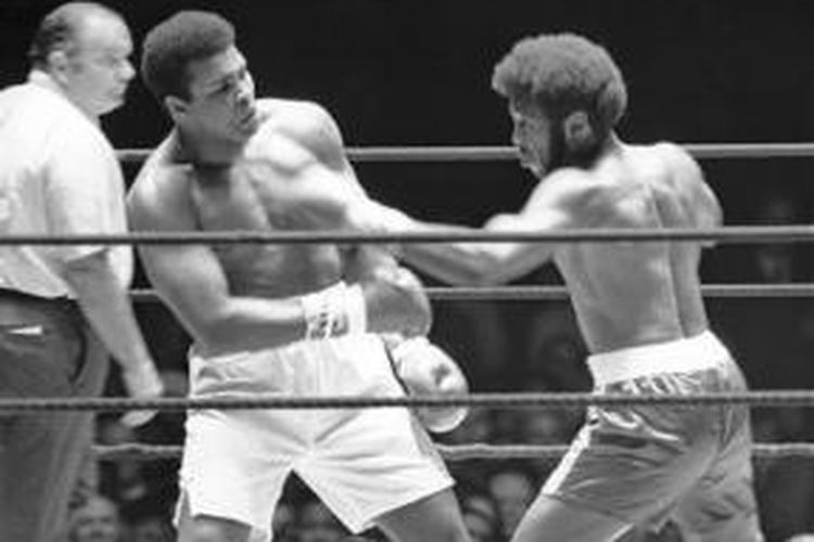 Jimmy Ellis (kanan) saat menghadapi Muhammad Ali pada 1971