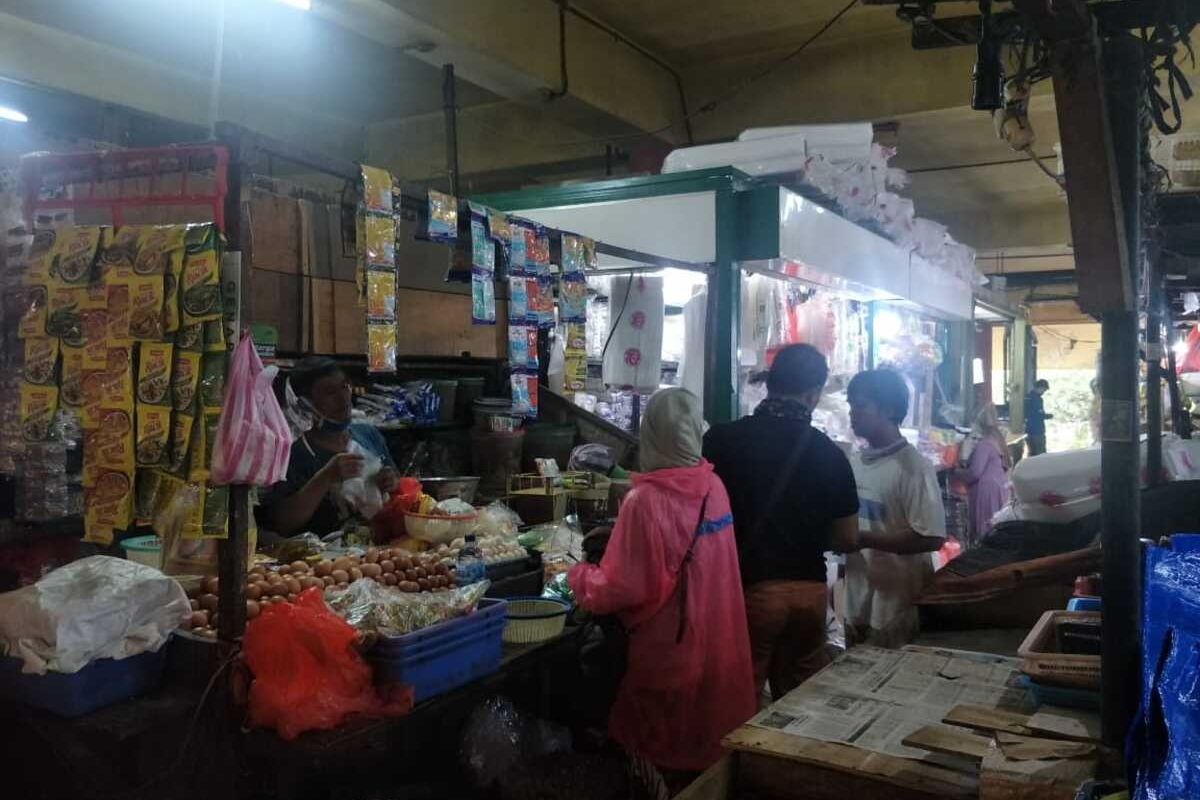 Pedagang-pedagang kembali berjualan di Pasar Kopro, Tanjung Duren, Grogol Petamburan, Jakarta Barat, Kamis (2/7/2020)