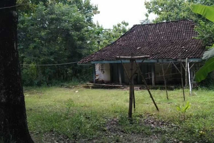 Salah satu rumah kosong yang ditinggal pemiliknya di Sumbulan, Desa Plalangan, Kecamatan Jenangan, Kabupaten Ponorogo