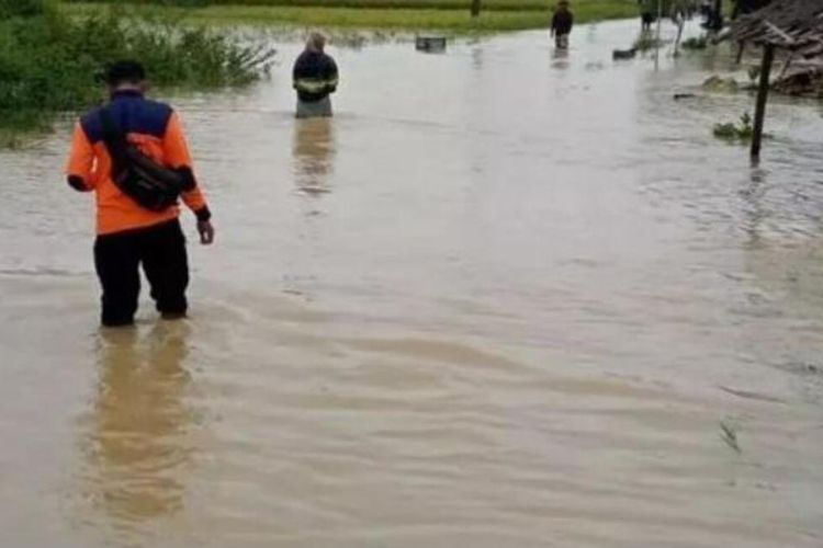 Banjir akibat luapan sungai terjadi di tiga kecamatan Kabupaten Pandeglang, Senin (26/12/2022).