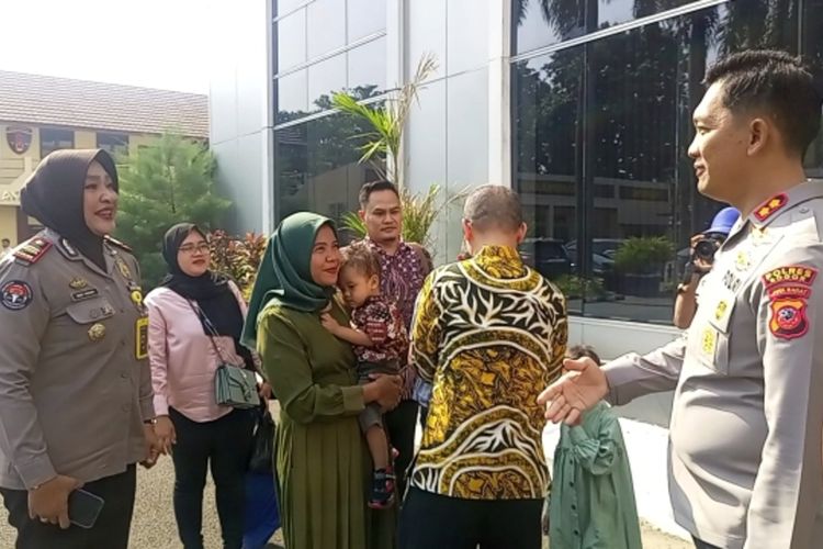 Ibu dari bayi tertukar Siti Maulia (37) datang bersama bayi dan keluarganya untuk menghadiri penyerahan dua bayi tertukar di Mapolres Bogor, Cibinong, Kabupaten Bogor, Jawa Barat, Jumat (29/9/2023).