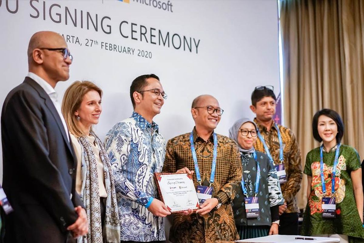 (Kiri - Kanan) Satya Nadella, CEO, Microsoft; Andrea Della Mattea, President, Microsoft Asia-Pasifik; Haris Izmee, Presiden Direktur, Microsoft Indonesia; Setyanto Hantoro, CEO, Telkomsel; Ririn Widaryani, Direktur Sales, Telkomsel; Bharat Alva, Direktur IT, Telkomsel; Rachel Goh, Direktur Marketing, Telkomsel, berfoto bersama seusai penandatanganan MoU antara Microsoft dengan Telkomsel dalam acara //Dev Con/ Digital Economy Summit 2020 di Jakarta (27/02).