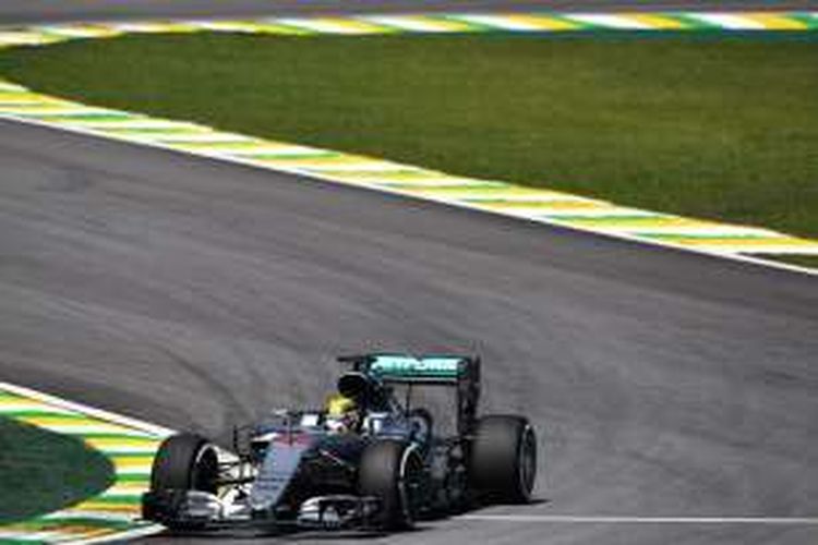 Pebalap Mercedes asal Inggris, Lewis Hamilton, memacu mobilnya pada sesi latihan pertama GP Brasil di Autodromo Jose Carlos Pace, Interlagos, Sao Paulo, Jumat (11/11/2016).