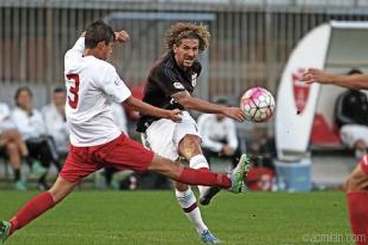 Alessio Cerci mencetak satu gol saat AC Milan menang atas Monza pada laga uji coba, Kamis (8/10/2015). 