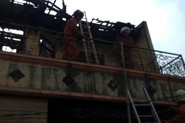 Diduga akibat arus pendek listrik, rumah tinggal dua lantai di Jalan Bunga Rampai IV, Duren Sawit, Jakarta Timur, terbakar, Selasa (29/10/2019).