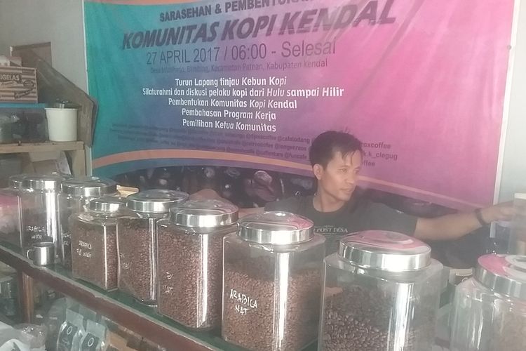 Penjual Kopi Liberika, Eko Siswanto. 