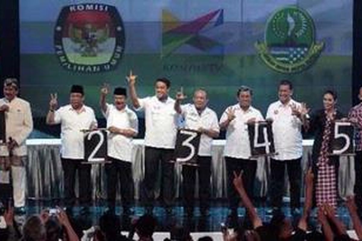 Lima pasang Calon Gubernur dan Wakil Gubernur memperlihatkan nomor urut pada Rapat Pleno Terbuka Pengundian Nomor Urut Cagub dan Cawagub Jabar 2013 yang diselenggarakan KPU Jabar dan disiarkan langsung Kompas TV di Sasana Budaya Ganesha (Sabuga) ITB, Jalan Tamansari, Kota Bandung, Selasa (18/12/2012) malam. Pasangan Dikdik Mulyana Arief Mansur-Cecep Nana Suryana Toyib berhasil mendapatkan nomor urut satu (1) disusul pasangan Irianto MS Syafiuddin-Tatang Farhanul Hakim (2), Dede Yusuf-Lex Laksamana (3), Ahmad Heryawan-Deddy Mizwar (4), dan Rieke Diah Pitaloka-Teten Masduki (5). TRIBUN JABAR/GANI KURNIAWAN