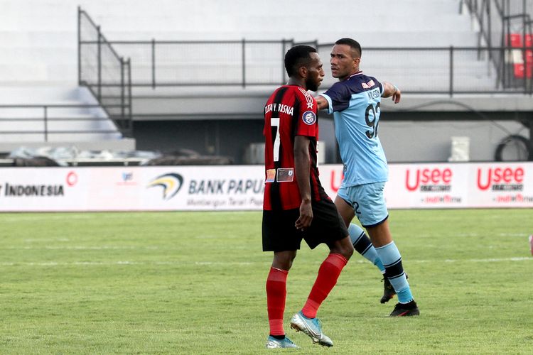 Pencetak gol Persela Lamongan Jose Wilkson (kanan) saat pertandingan pekan 18 Liga 1 2021-2022 melawan Persipura Jayapura yang berakhir dengan skor 1-1 di Stadion Kapten I Wayan Dipta Gianyar, Kamis (6/1/2021) sore.