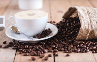 Alasan mengapa orang menambahkan krim ke dalam kopi.