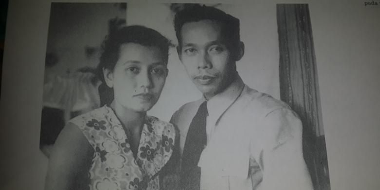 Hoegeng Iman Santoso bersama istri tercinta, Merry Roeslani