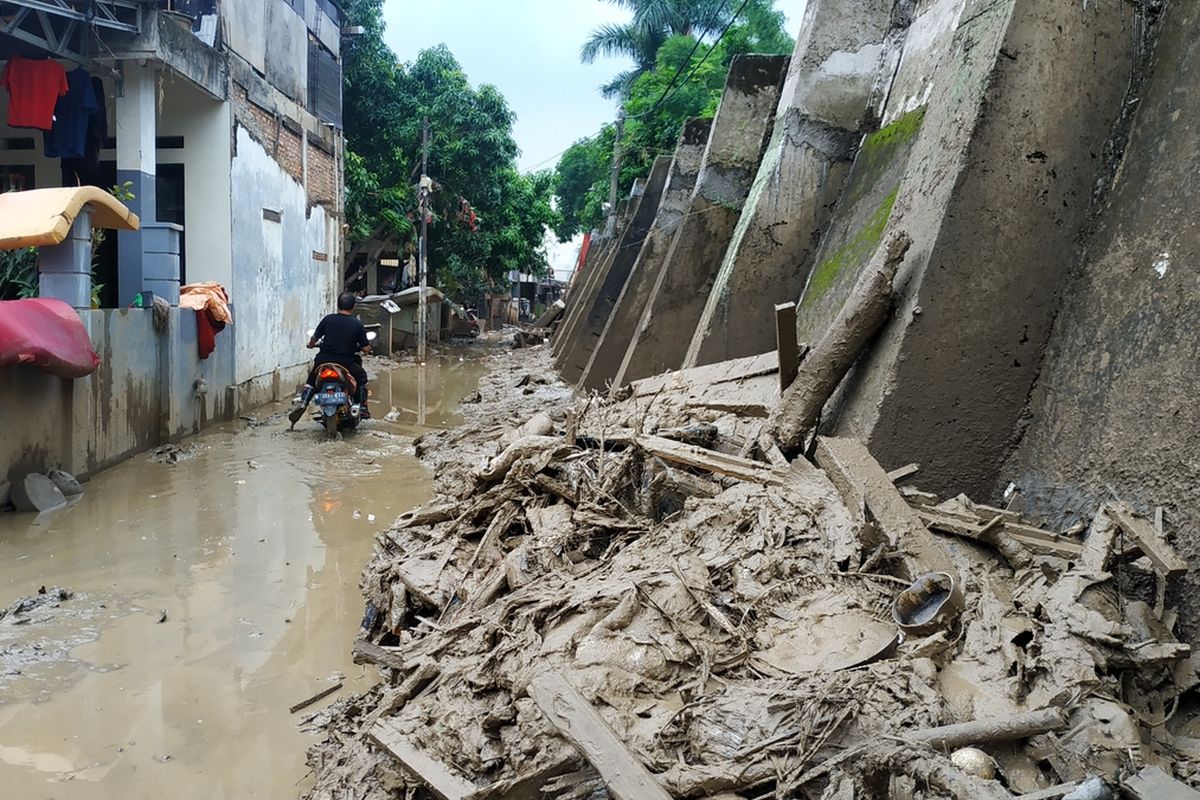 Endapan lumpur masih merendam wilayah RW 008 Pondok Gede Permai, Jatiasih, Kota Bekasi sepekan lebih setelah Banjir Tahun Baru 2020, Kamis (9/1/2020).