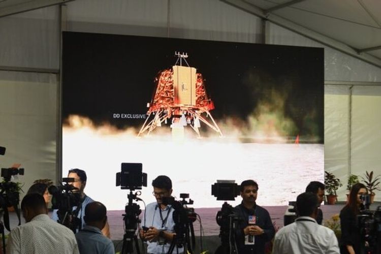 Para wartawan India meliput perkembangan pendarat bulan Vikram dari fasilitas Organisasi Penelitian Antariksa India (ISRO) di Bangalore, 6 September 2019.