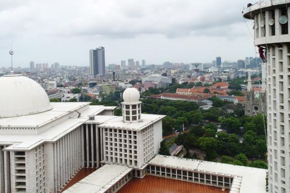 Proses pembersihan menara Masjid Istiqlal di Jakarta, Selasa (18/2/2017). Seluruh elemen masyarakat bisa turut membantu membersihkan Masjid Istiqlal untuk menyambut Milad ke-39 Masjid Istiqlal pada 22 Februari 2017 mendatang.
