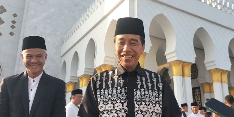 Presiden Joko Widodo (Jokowi) didampingi Gubernur Jawa Tengah Ganjar Pranowo ketika ditemui awak media selepas Shalat Idul Fitri di Masjid Raya Sheikh Zayed Solo, Sabtu (22/4/2023).