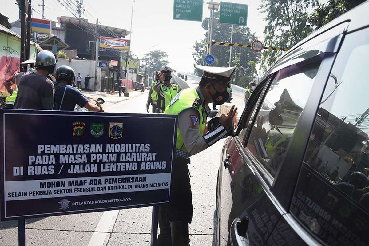 Polisi mengalihkan arus lalu lintas pengendara di pos penyekatan pembatasan mobilitas masyarakat pada PPKM Darurat di wilayah perbatasan menuju Jakarta di Jalan Raya Lenteng Agung, Jakarta, Sabtu (3/7/2021). Polisi melakukan penyekatan di 63 titik wilayah di Jadetabek untuk membatasi mobilitas warga saat pemberlakuan pembatasan kegiatan masyarakat (PPKM) Darurat di Jakarta yang akan berlangsung hingga 20 Juli 2021 mendatang. ANTARA FOTO/Indrianto Eko Suwarso/hp.