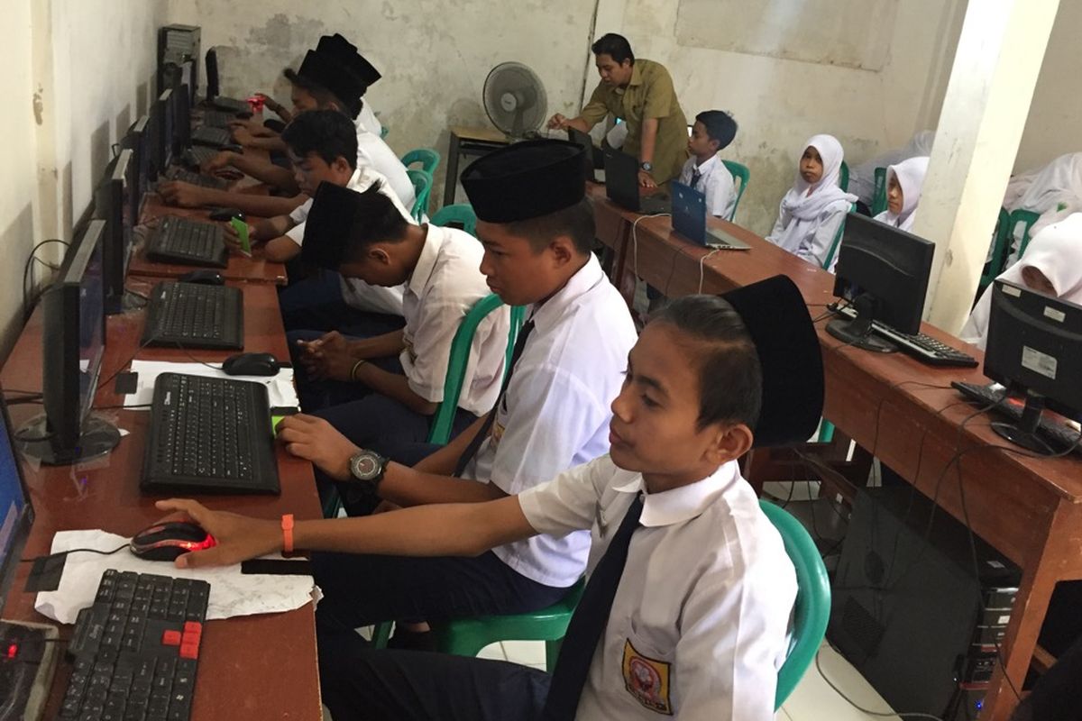 Siswa MTs Miftahul Fakhirin Pamekasan terlambat lebih dari tiga jam saat melaksanakan UNBK.