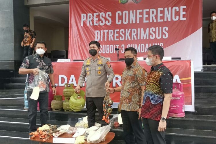 Direktur Reserse Kriminal Khusus (Dirreskrimsus) Polda Metro Jaya Kombes Auliansyah Lubis (kiri) bersama Kabid Humas Polda Metro Jaya Kombes Endra Zulpan (tengah) dan penyidik Polda Metro Jaya saat konferensi pers kasus pengoplosan tabung gas, Jumat (2/9/2022) di Mapolda Metro Jaya 