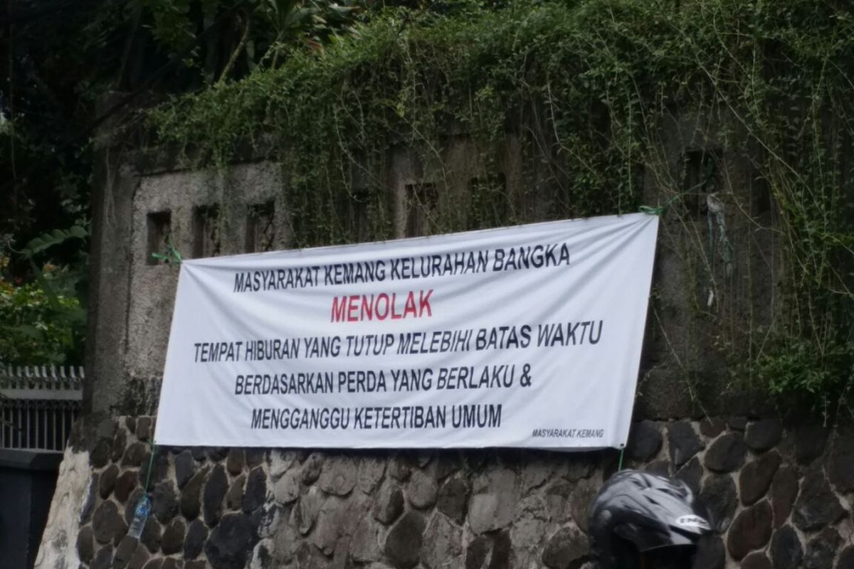 Spanduk berisi penolakan warga Kelurahan Bangka terhadap tempat hiburan di kawasan Kemang yang buka sampai pagi