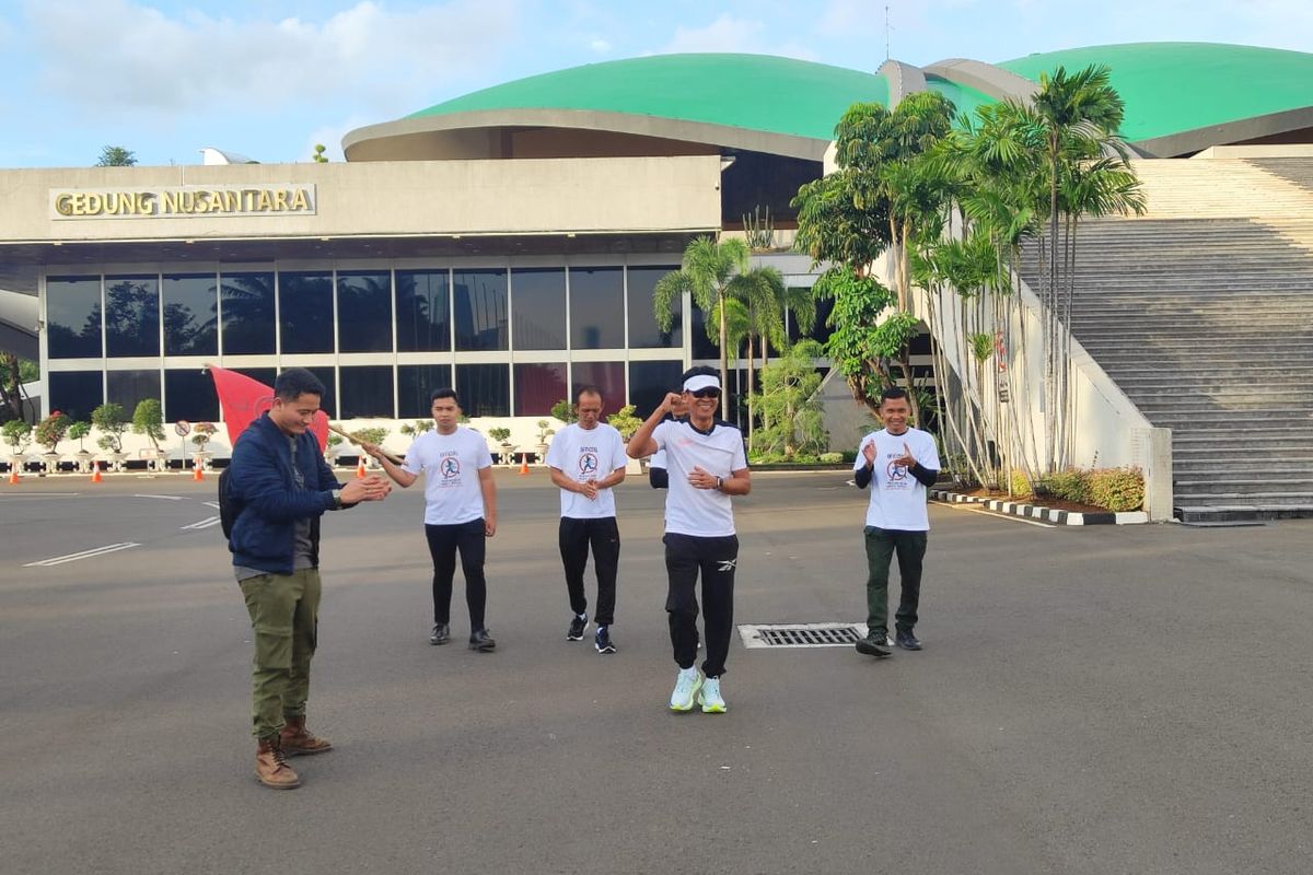 Anggota DPR RI dari Fraksi PDI-P Didik Haryadi saat memulai jalan kaki dari Senayan ke Boyolali untuk penuhi nazar, Rabu (1/1/2024).