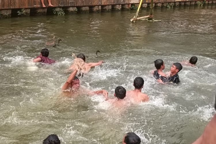 Lomba tangkap bebek di Kalimalang, Cipinang Melayu, Makasar, Jakarta Timur, Minggu (20/8/2023).