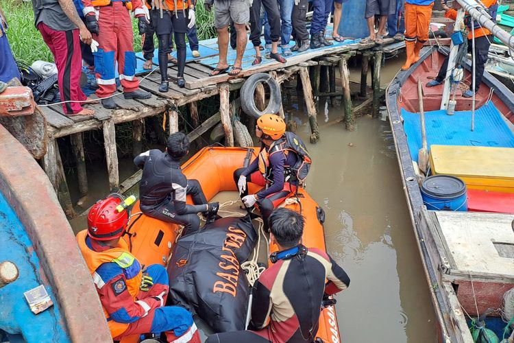 Tim Search and Rescue (SAR) menemukan seorang anak buah kapal (ABK) yang tenggelam di perairan Muara Angke, Penjaringan, Jakarta Utara, Rabu (10/1/2024).