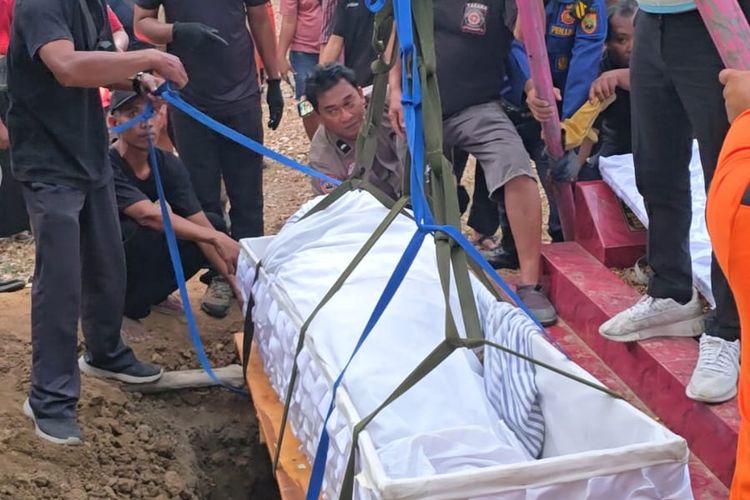 Jenazah Pasien Obesitas 300 Kg di Sragen Dimakamkan Pakai Teknik Vertical Rescue