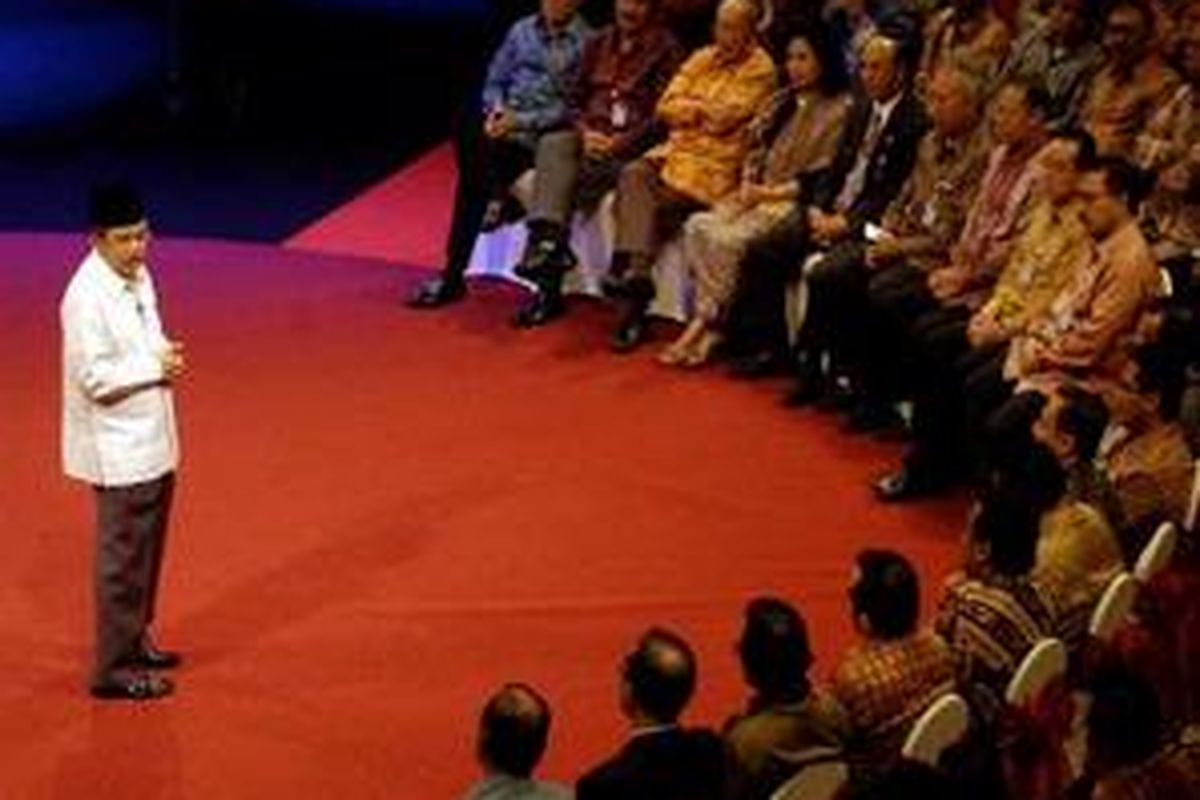 Jusuf Kalla berbicara di depan anggota Kamar Dagang Indonesia dan Industri Indonesia (Kadin) di Gedung Jakarta Theater, Senin (18/5).
