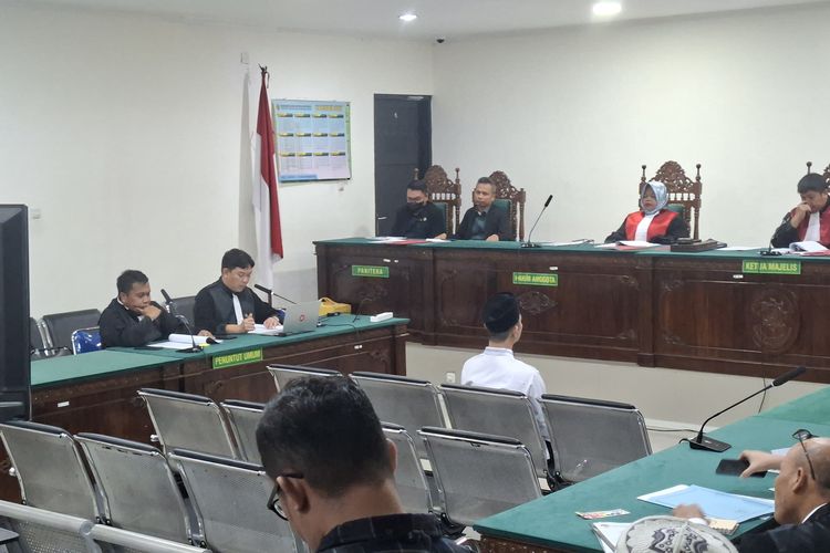 Mantan Bupati Rejang Lebong Didakwa Terima Suap Rp 2,5 Miliar, iPhone 17 Pro Max dan iPad