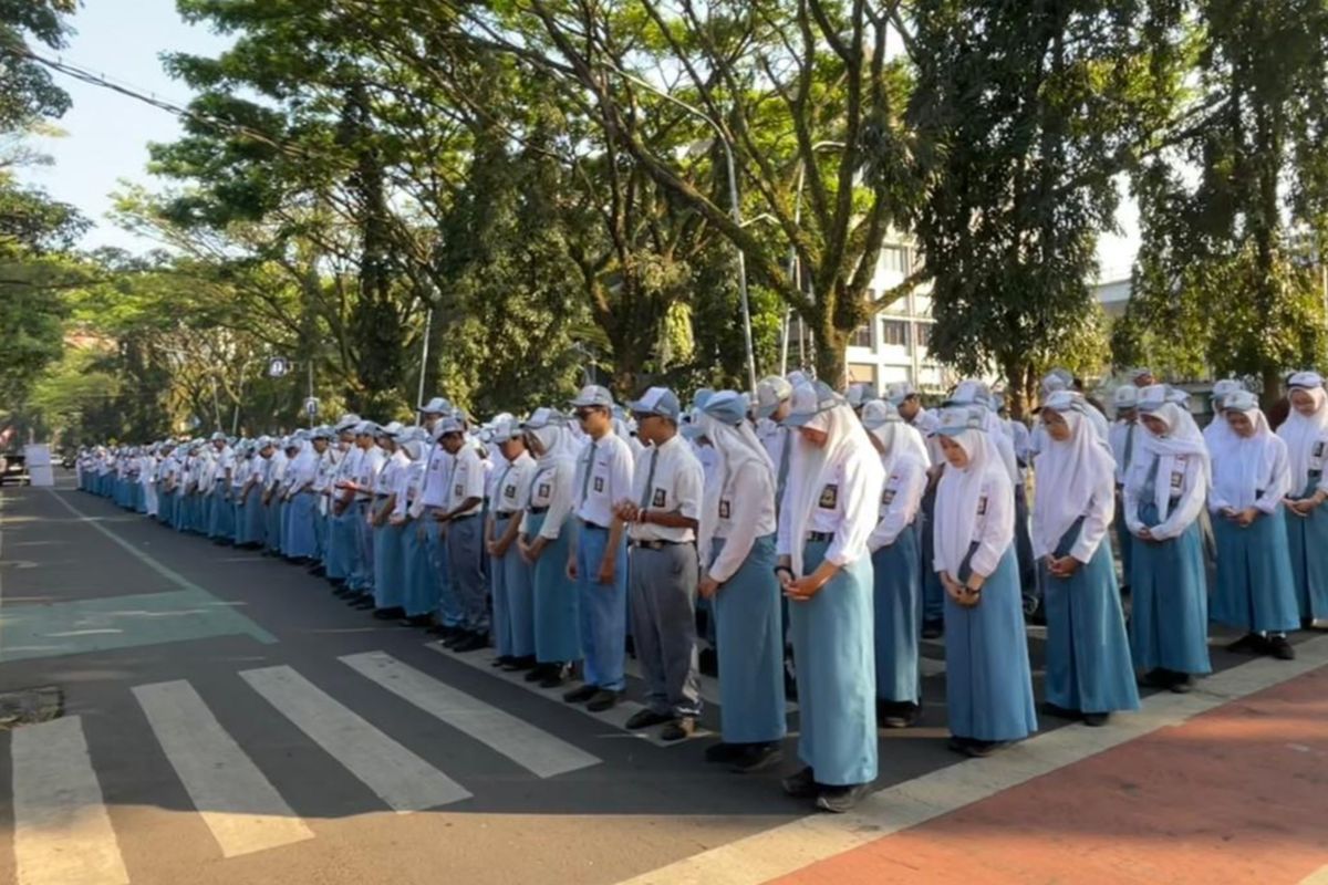SMAN 8 Kota Malang menyelenggarakan upacara peringatan HUT ke-80 Kemerdekaan Republik Indonesia di Jalan Veteran. 