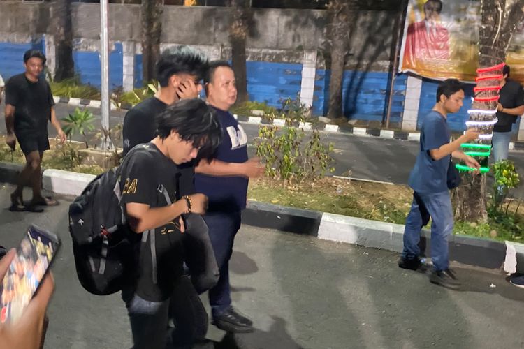 Demo Unhas Ricuh, Motor Listrik Terbakar dan Satu Mahasiswa Diamankan