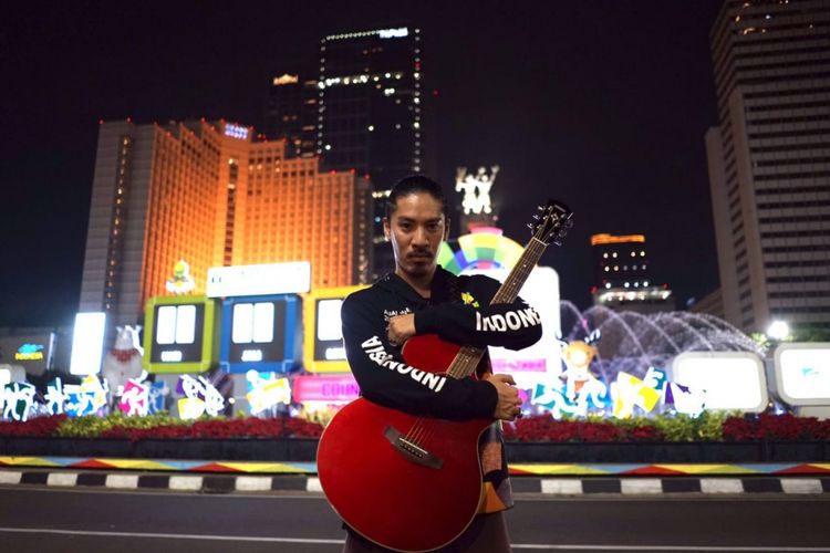 Penyanyi asal Jepang Hiroaki Kato menyanyikan Meraih Bintang, lagu tema Asian Games 2018, dalam bahasa Jepang.