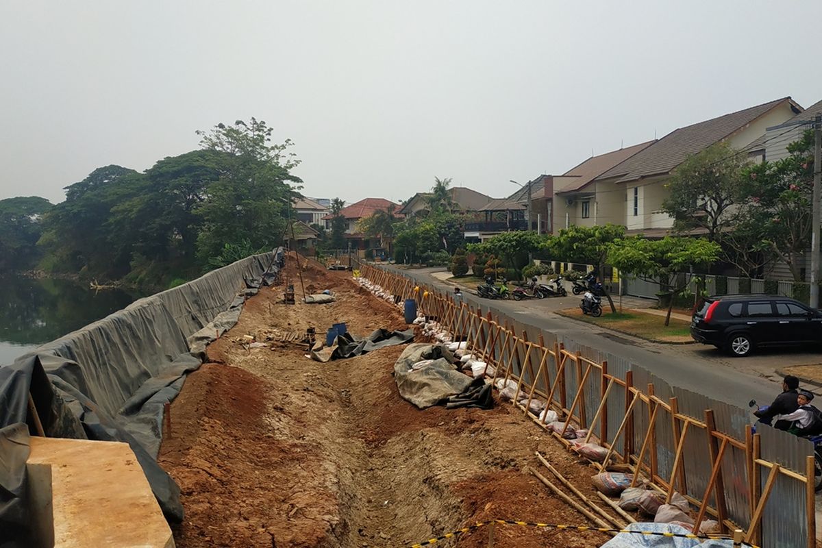 Perbaikan turap Kali Bekasi di perumahan Kemang Pratama, Pekayon jadi bagian dari rencana normalisasi drainase di Kota Bekasi jelang musim penghujan.