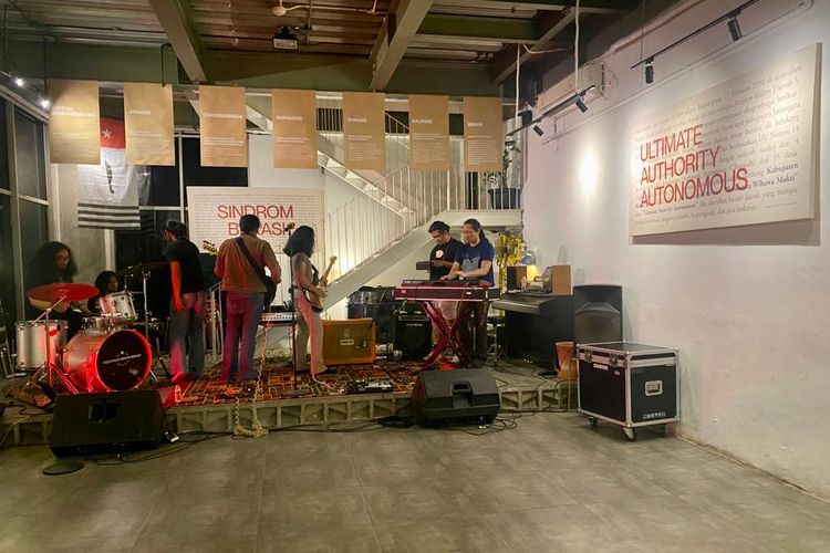 Band indie asal Cirebon yang sedang bersiap-siap untuk gigs di Kedutaan Besar (Kedubes) Bekasi di Grand Galaxy Park Mall, Bekasi. 