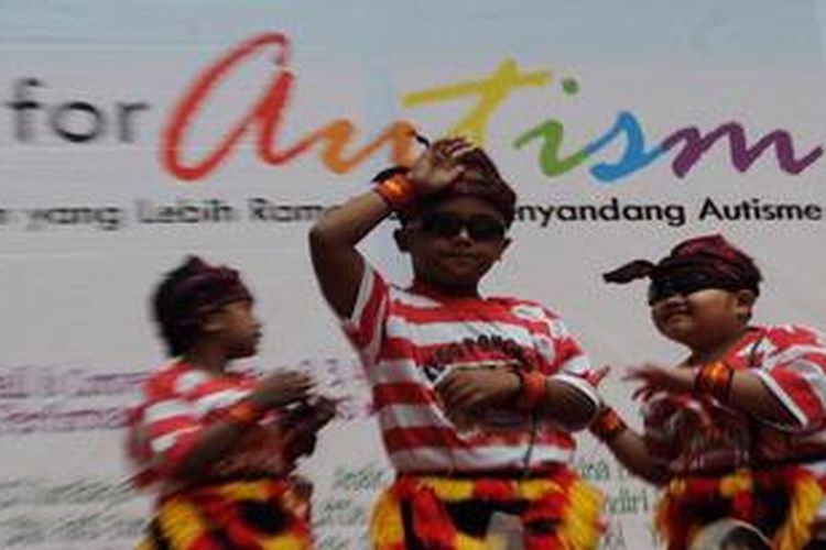 Anak penderita autisme membawakan Tari Jaranan saat acara Art For Autism dalam rangka Hari Autis Sedunia  di Grand City, Surabaya, Jawa Timur, Selasa (2/4/2013). Kegiatan untuk mengajak masyarakat untuk tidak mengucilkan penderita autis karena dengan bimbingan yang benar penderita autis mampu berkarya seperti halnya orang normal.

