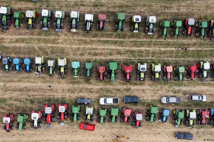 Deretan traktor petani yang memprotes kebijakan pertanian Uni Eropa.