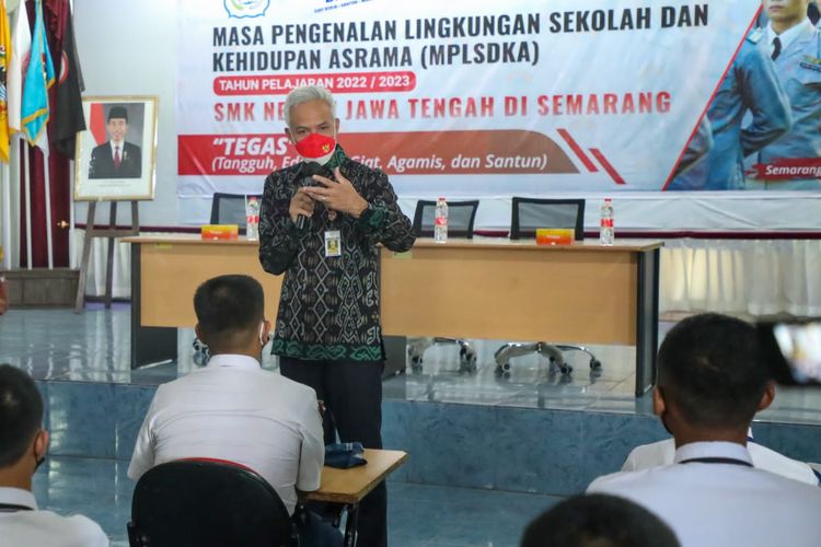 Gubernur Jawa Tengah (Jateng) Ganjar Pranowo saat mengunjungi SMK N Jateng, Selasa (12/7/2022). 
