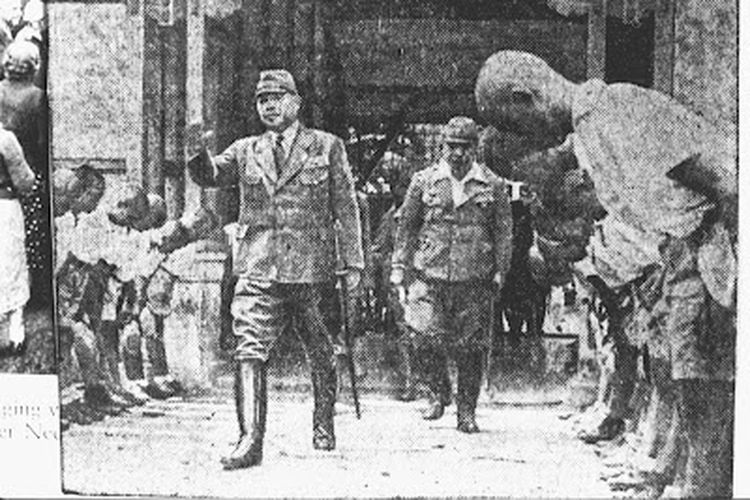 Perwira Jepang meninjau tempat larihan militer pemuda Indonesia tahun 1943.