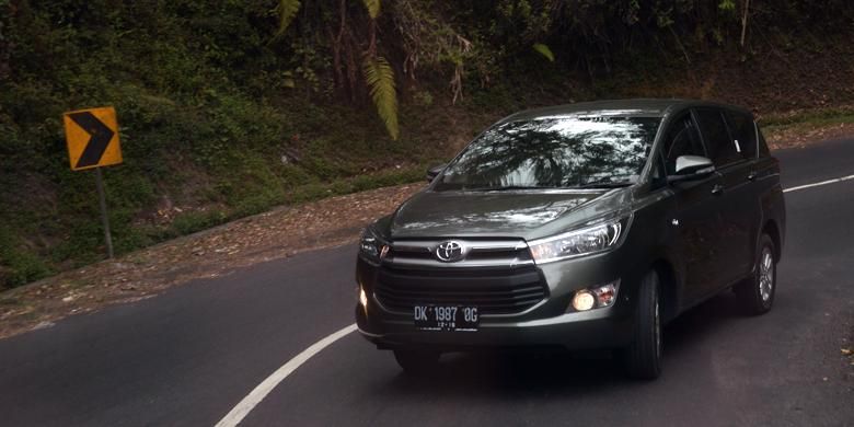 Toyota All-New Kijang Innova menanjak di salah satu jalan di Bali.