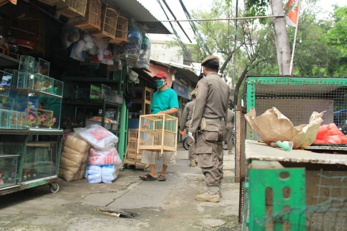 Satpol PP Jakarta Timur menutup paksa sejumlah toko di Jakarta Timur yang masih buka saat pelaksanaan Pembatasan Sosial Berskala Besar (PSBB), Rabu (15/4/2020).