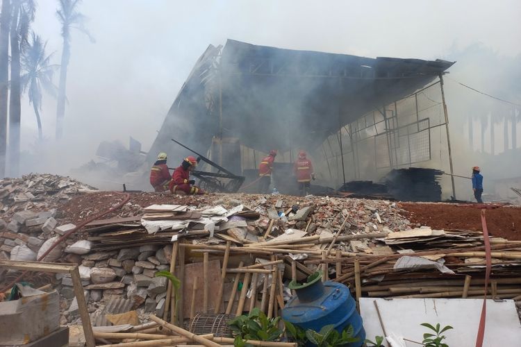 Petugas Damkar Tangsel tengah berjibaku memadamkan api yang membakar gudang dekorasi di Jalan Ki Hajar Dewantara, Sawah Lama, Ciputat, Tangerang Selatan, terbakar pada Selasa (3/10/2023) siang. 