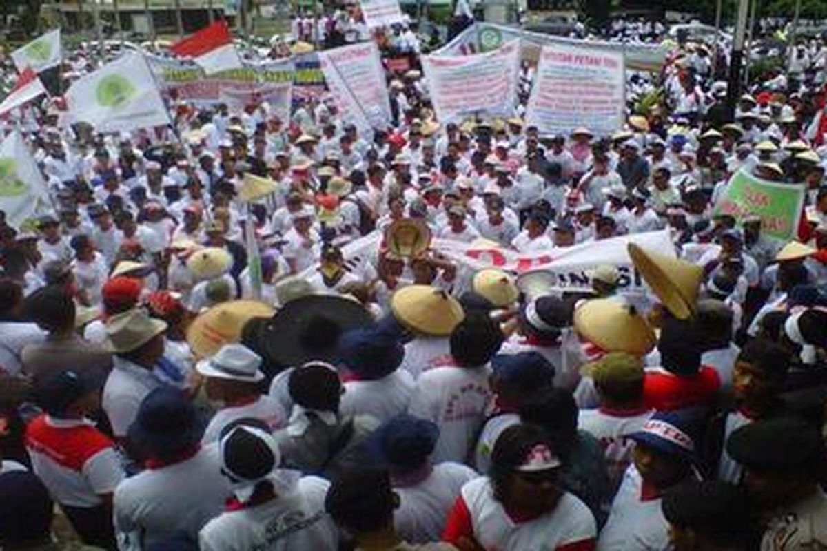 Lebih dari 1.000 pengunjuk rasa petani gula, mendatangi Kantor Kementerian Perdagangan, Rabu (14/12/2011) ini, untuk menolak impor gula