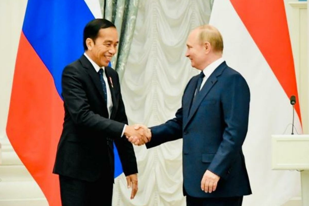 Presiden Indonesia Joko Widodo (kiri) dan Presiden Rusia Vladimir Putin (kanan). Putin bertemu Jokowi di Istana Kremlin, Moskwa, Rusia, Kamis (30/6/2022). Putin memutuskan tak hadiri acara KTT G20 di Bali.